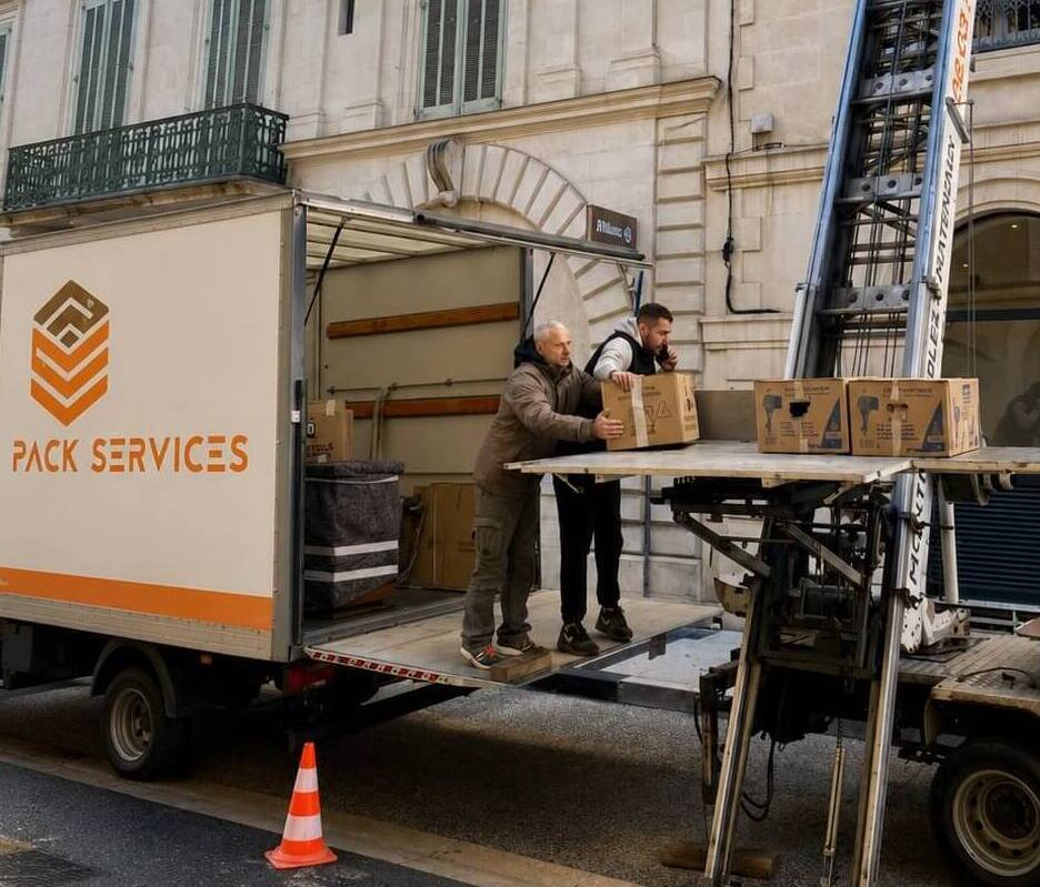 Camion de déménagement Pack Services équipé d'un monte-meubles lors d'un déménagement dans le 16ᵉ arrondissement de Paris, avec transfert sécurisé des cartons vers un appartement en étage.