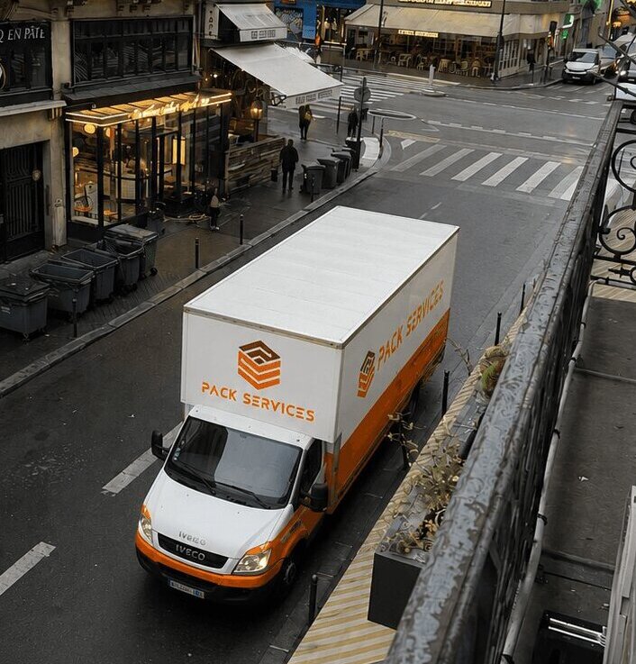 Camion Pack Services stationné lors d'un déménagement à Paris 16e (75016)